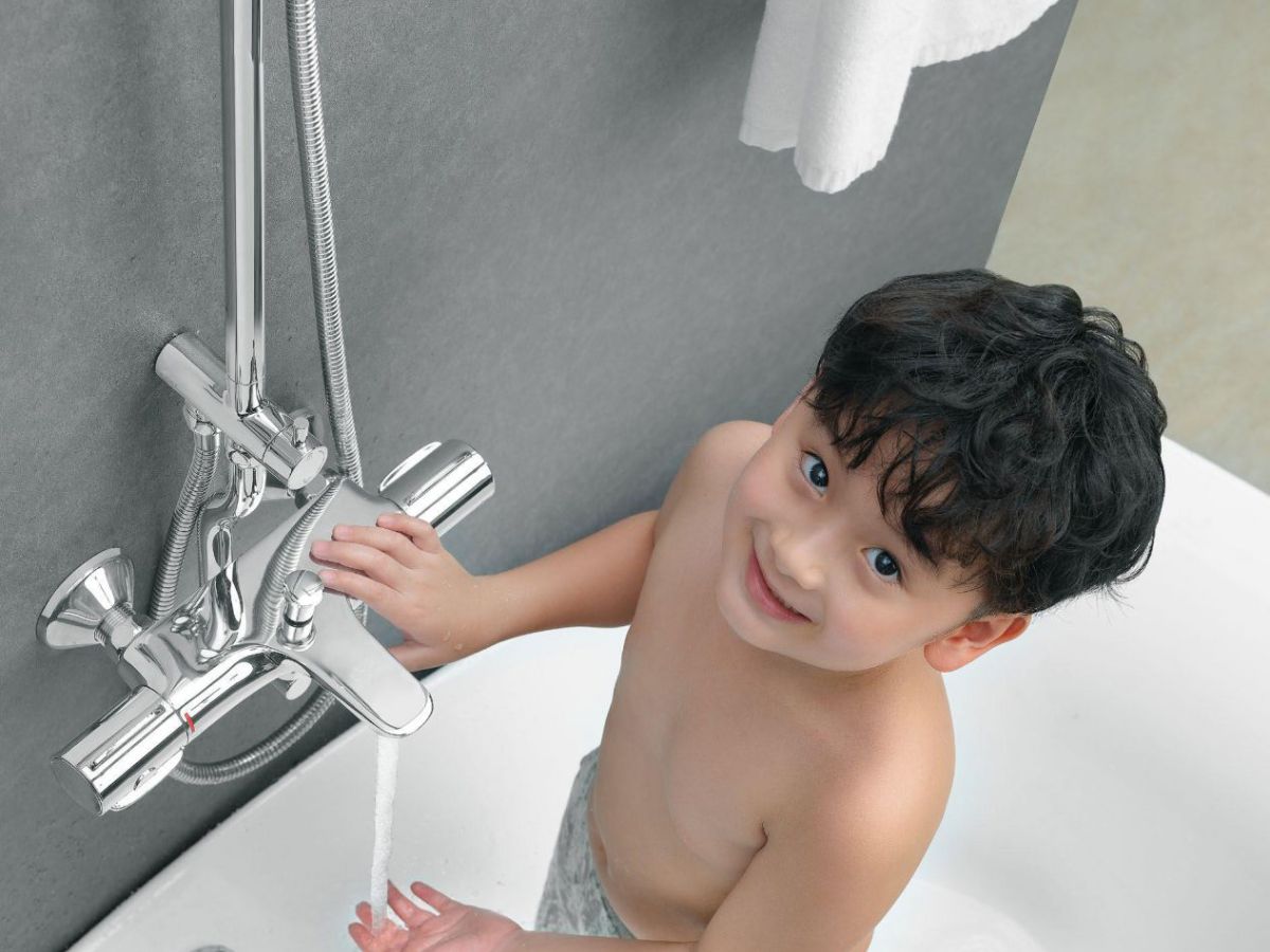 sen tắm với nhiệt độ được điều chỉnh an toàn dành cho trẻ nhỏ
