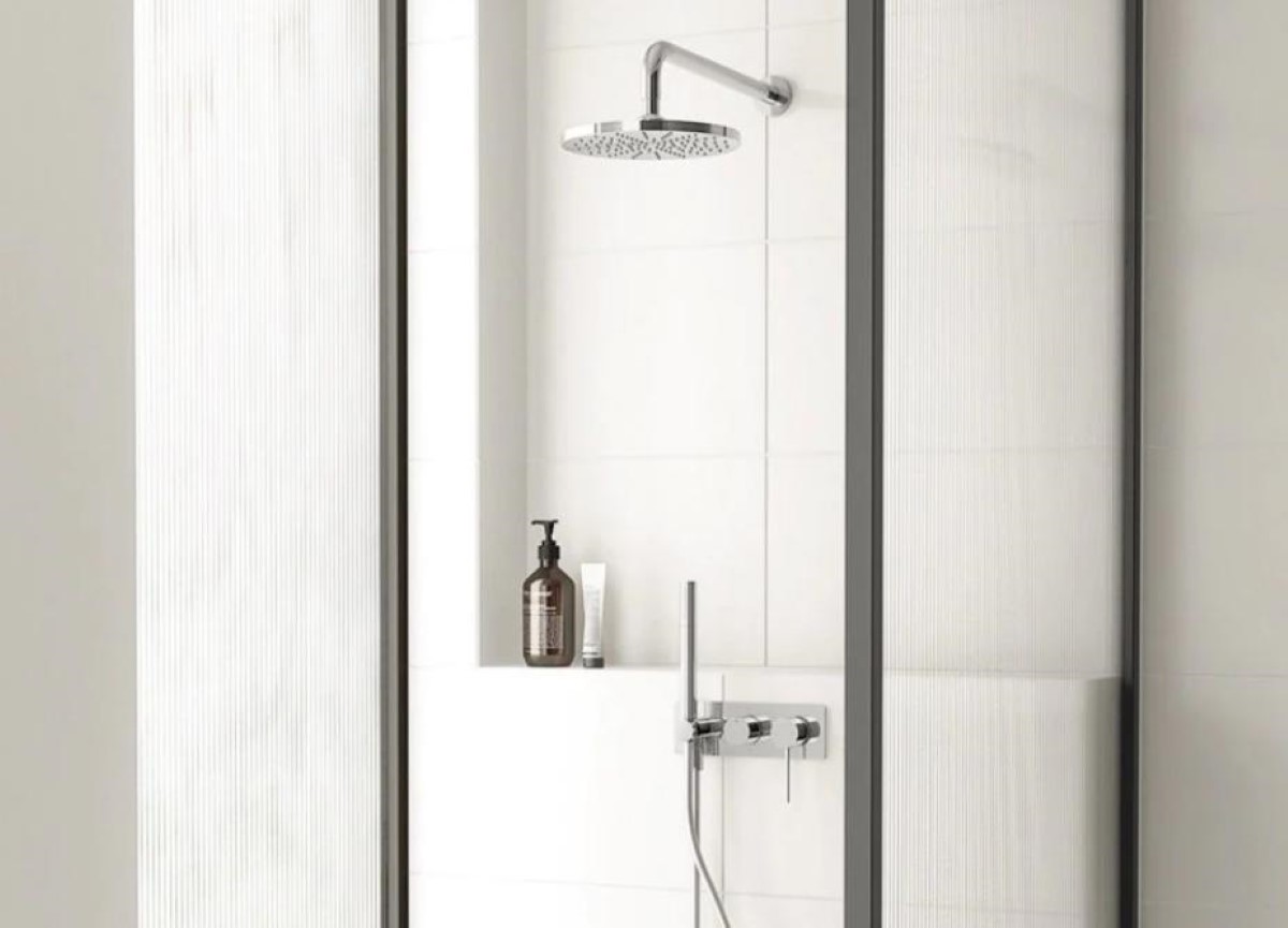Dù có thiết kế đơn giản, sen tắm âm tường vẫn mang đến vẻ đẹp hấp dẫn cho không gian phòng tắm.
